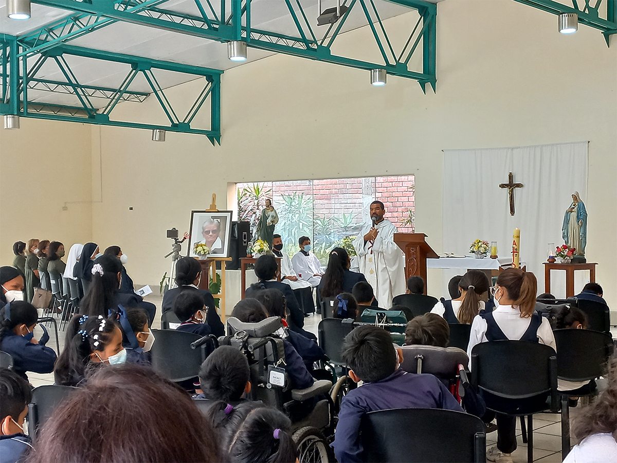 Eucaristía por el aniversario del Colegio La Alegría en el Señor.